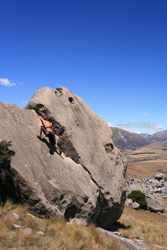 新西兰女性攀岩者抱石