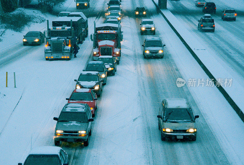 高峰时段的暴风雪:冬季出行的人们