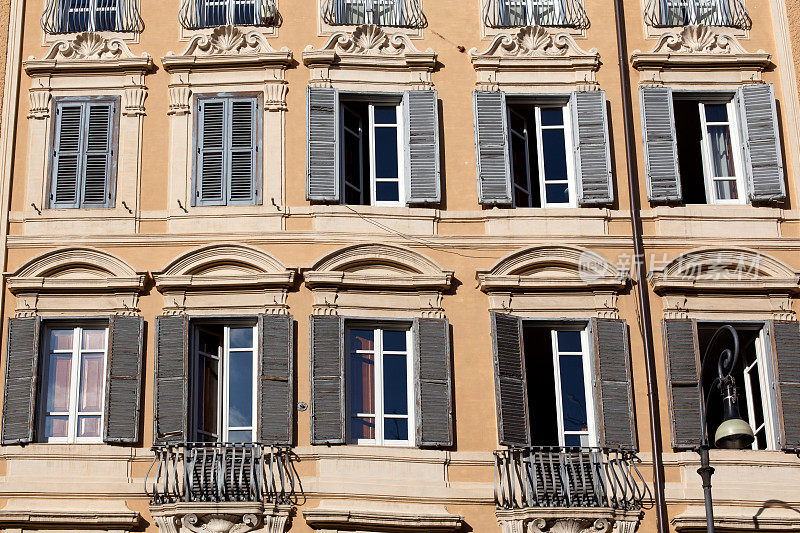 罗马市中心的窗户