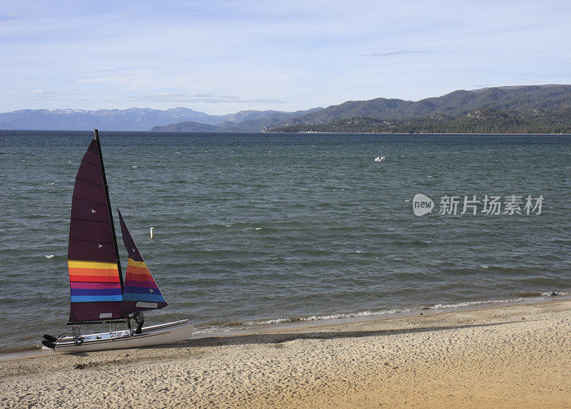 在太浩湖海滩上的帆船