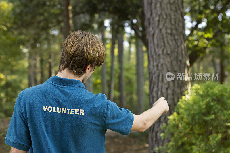 年轻男性志愿者森林公园导游