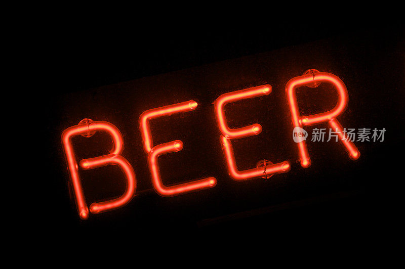 啤酒信息在红色霓虹灯黑色背景