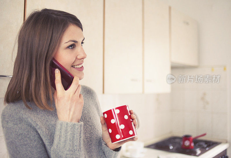 家里有个女人在打电话