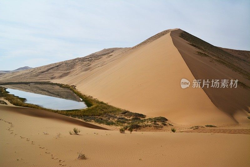 中国内蒙古巴丹吉林沙漠的一个湖泊