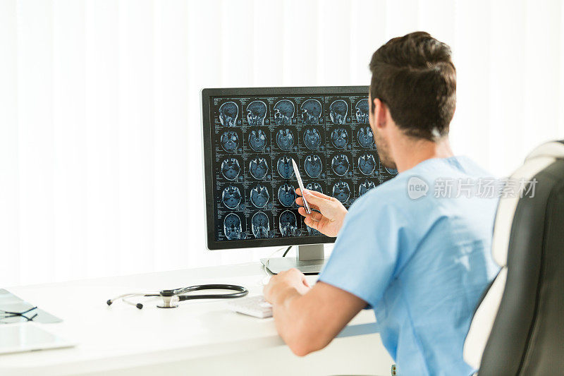 研究大脑核磁共振扫描的医生