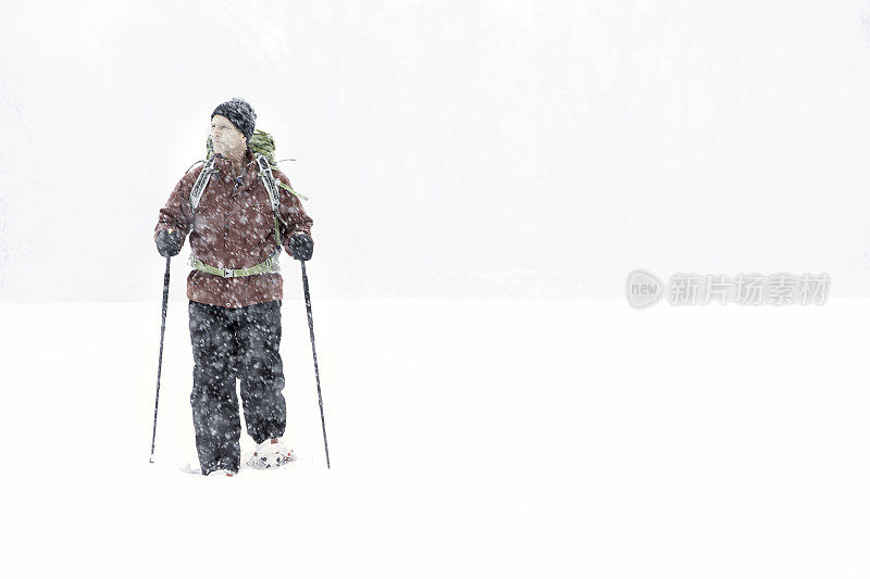 在暴风雪中穿雪鞋