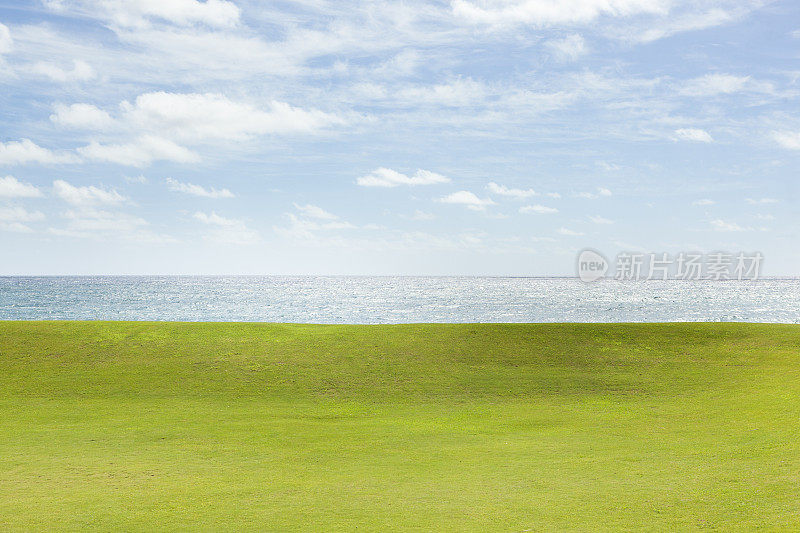 风景草草坪高尔夫球场，海洋和天空，夏威夷考艾岛