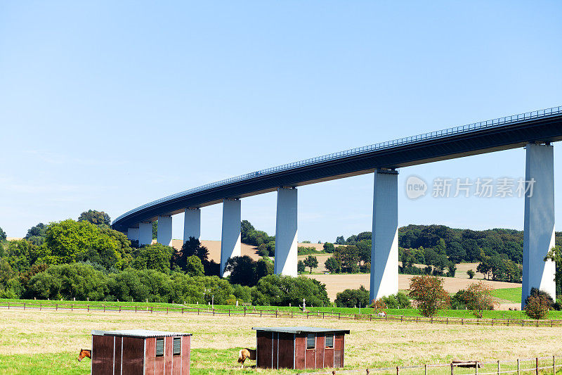 通过山谷鲁尔周围查看Ruhrtalbrücke