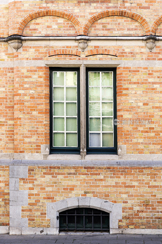 比利时布鲁日的砖立面和窗户