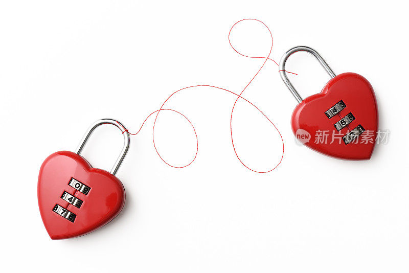 两个红心形状的挂锁用红线连接