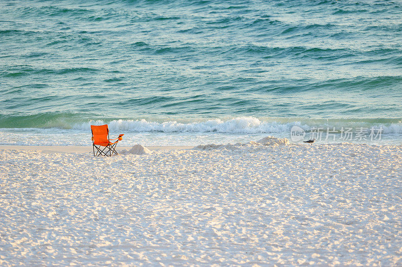 沙滩上的橙色椅子