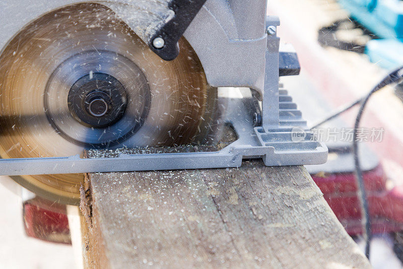 圆锯工具切割木材