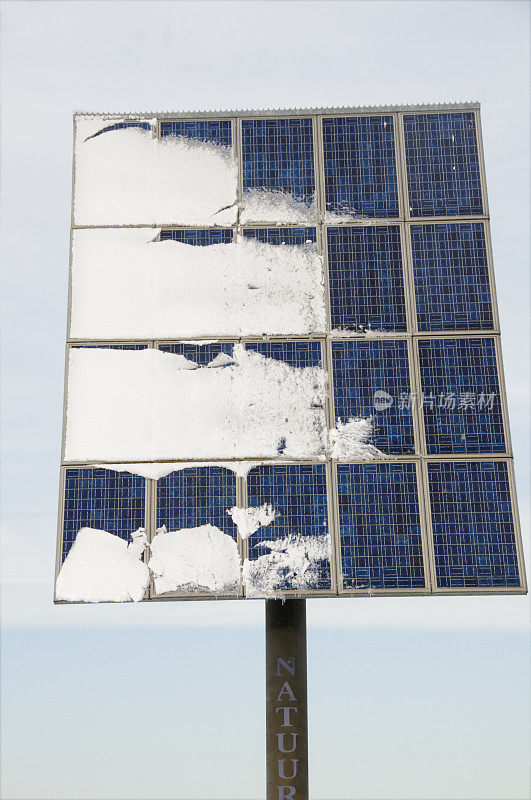 有雪的太阳能电池板…现在没有电。