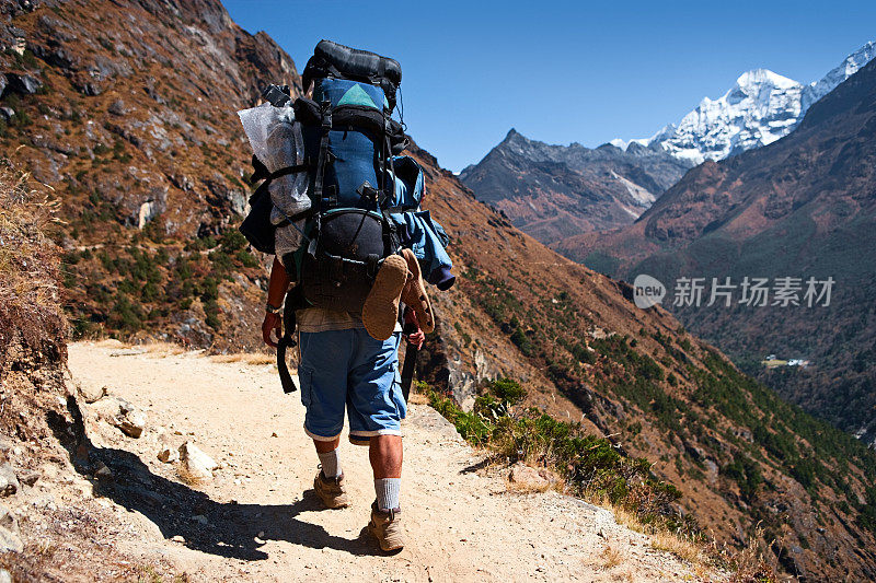 徒步旅行在喜马拉雅山脉