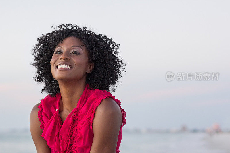 非裔美国妇女在海滩上享受
