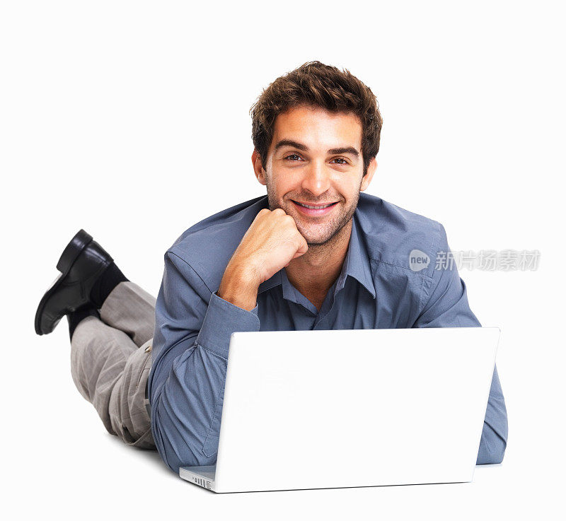 一个躺在笔记本电脑前的男人