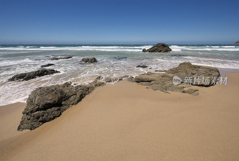 大西洋和金秋海滩的沙子，岩石和海浪