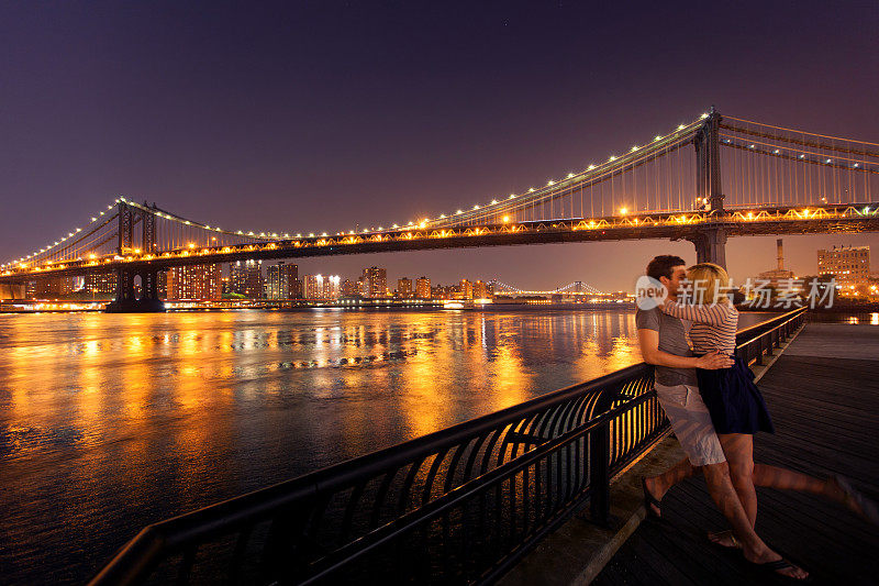 一对相爱的情侣在纽约接吻