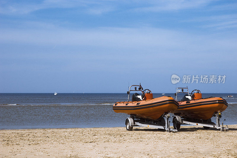 Beachlife;海滩上有救生船