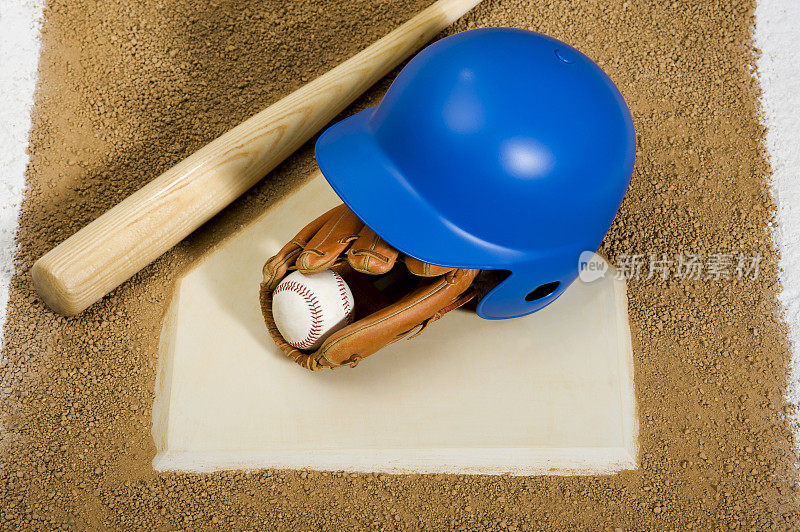 击球头盔、手套、棒球和本垒板上的球棒