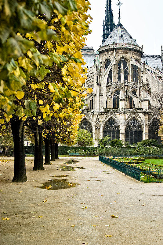 美丽的巴黎小公园在秋天