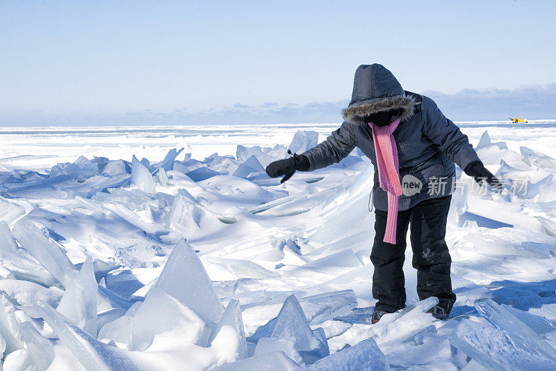 爬过苏必利尔湖上杂乱的冰