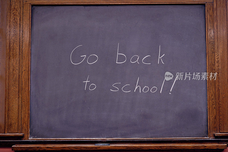 黑板上写着“回到学校”