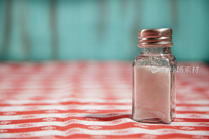 红色格子桌布上的盐。野餐,餐厅。