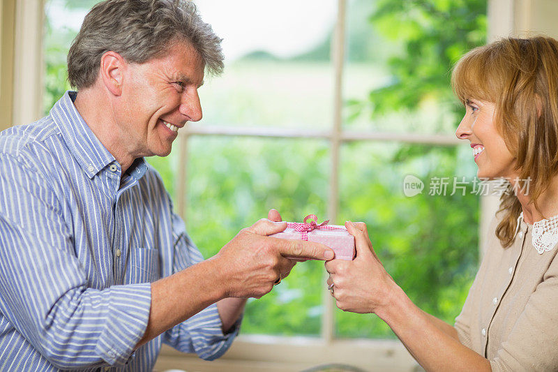 满足成熟的男人给他的妻子一份礼物