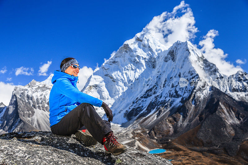 尼泊尔珠穆朗玛峰国家公园，一名妇女看着阿玛达布拉姆