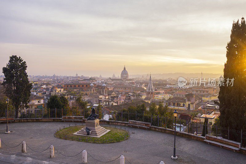 意大利罗马，带有教堂圆屋顶的城市景观