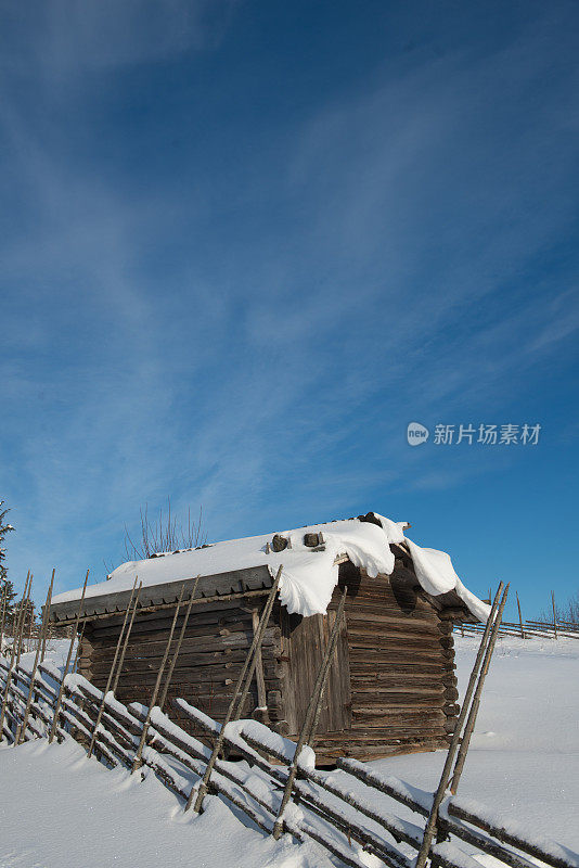 冬天，古老的乡村小屋的雪盖屋顶