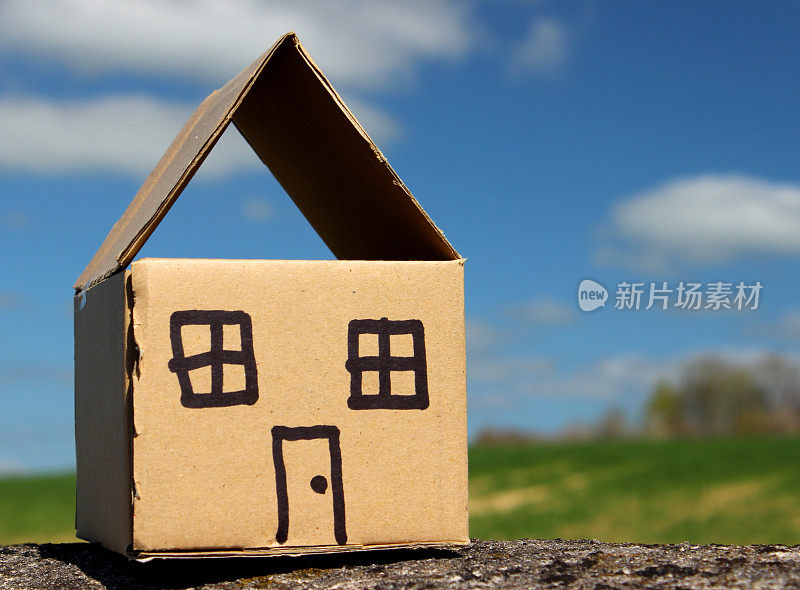纸板娃娃房子的形象，有田野和蓝天