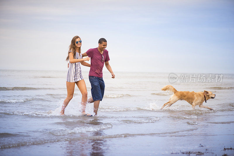 在海里溅起水花