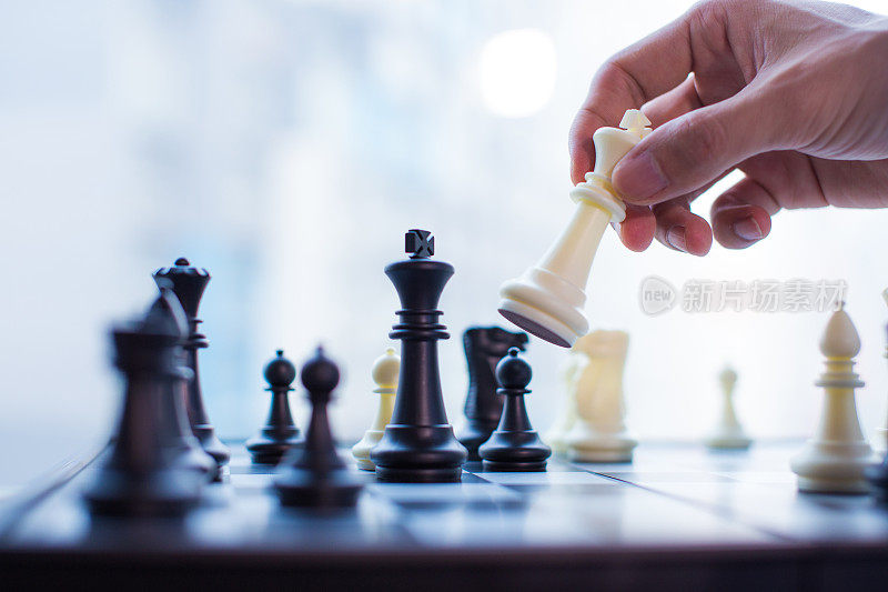 手移动国王在国际象棋游戏