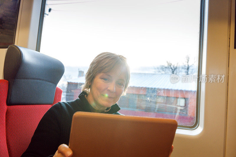 在火车上用平板电脑冲浪的女性，莫斯科，俄罗斯
