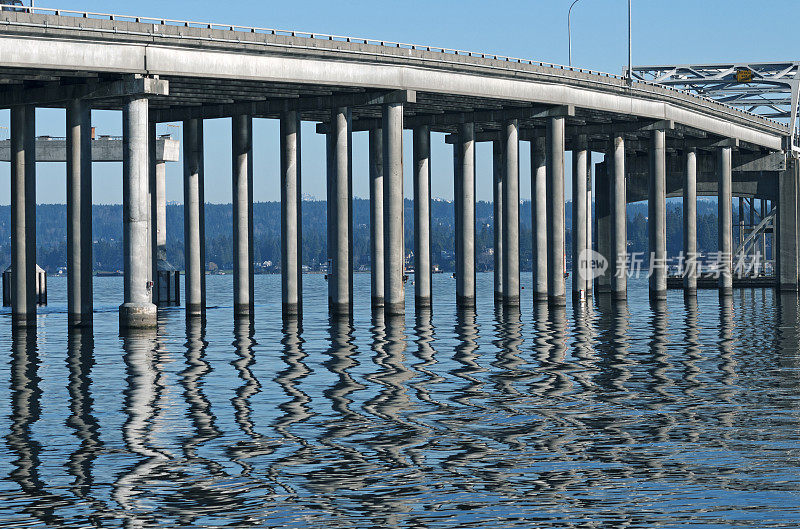 浮桥的混凝土墩倒映在华盛顿湖上