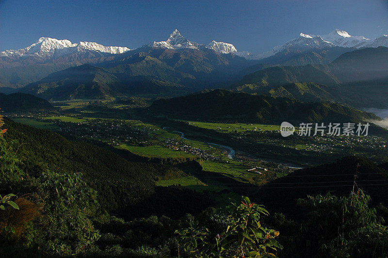 安纳普尔纳山脉在黎明