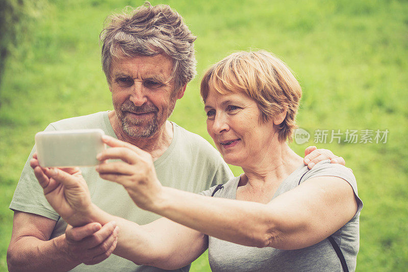 漂亮的白人老夫妇在自拍