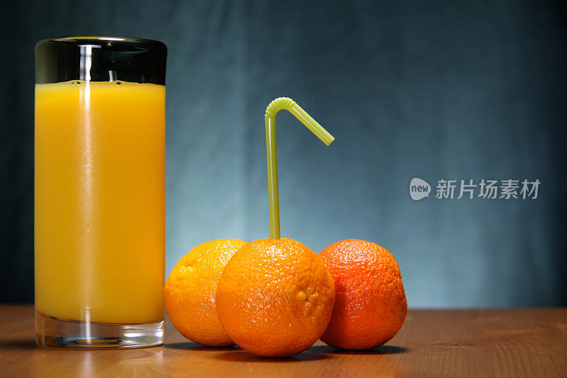 橙汁和柳橙配吸管