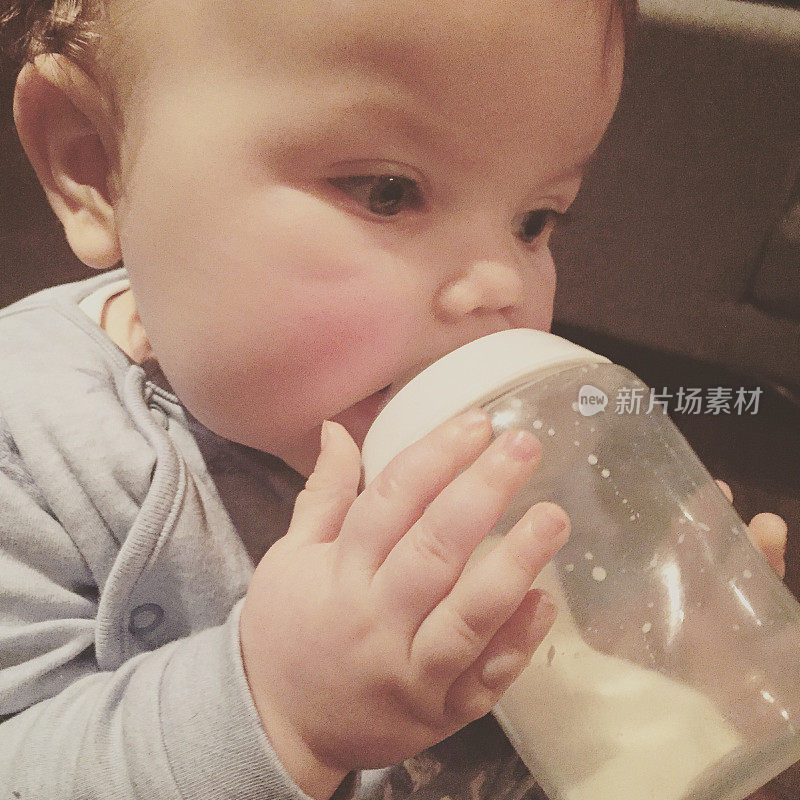 男婴喝着奶瓶