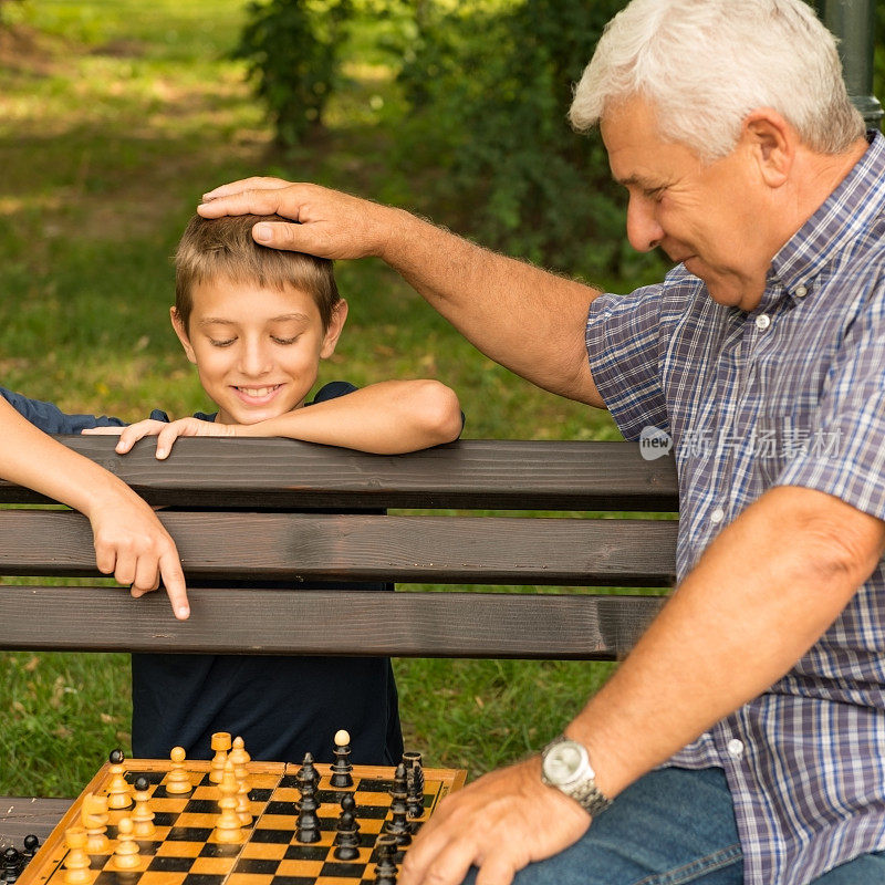 爷爷和孙子在公园里下棋