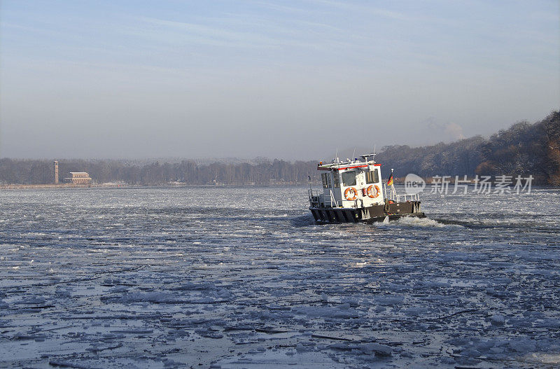 哈维尔河上的小破冰船