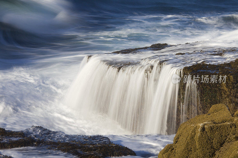 瀑布和海浪在阿卡迪亚国家公园的学校点