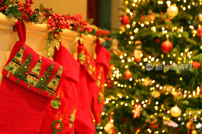 挂在壁炉和圣诞树上的红色圣诞袜