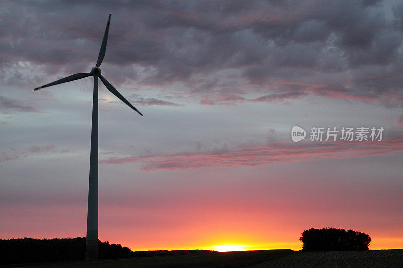 夕阳中的风力涡轮机