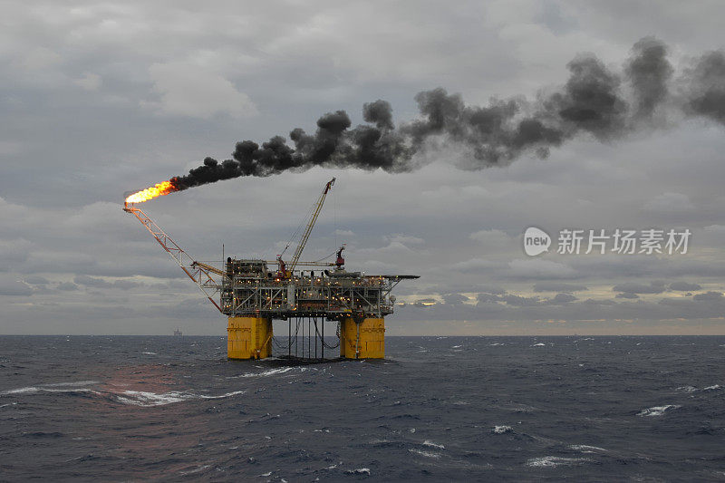 燃烧天然气的海上生产平台。