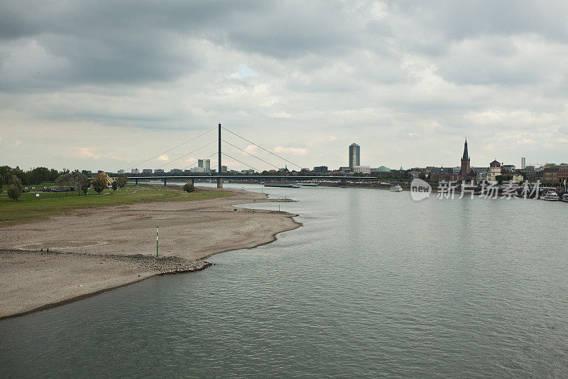 莱茵河上的杜塞尔多夫城市景观