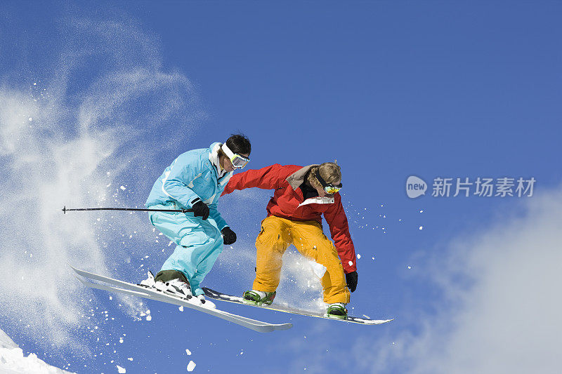 竞争-滑雪者Vs.单板滑雪跳跃