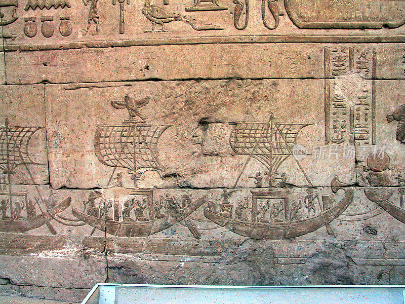 埃及Edfu。托勒密神庙荷鲁斯的墙壁浮雕。